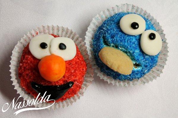 Elmo és Cookie Monster cupcake (kókuszos)